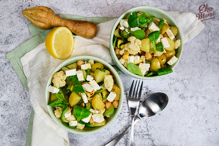 Gezonde zomerse salade met postelein