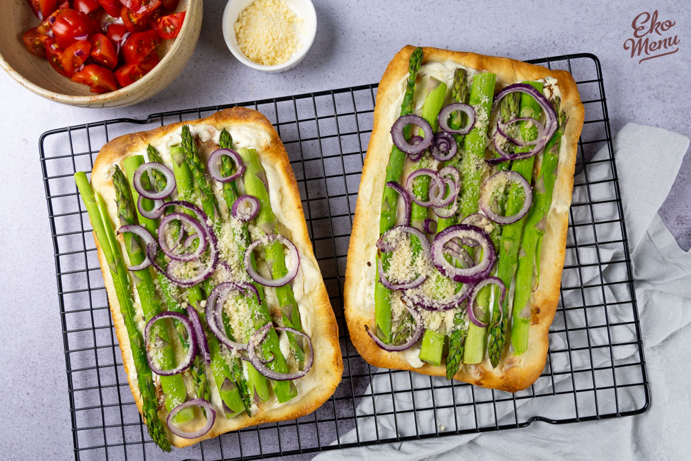 Flammkuchen met groene asperges